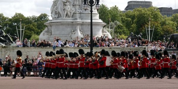 Střídání stráží u Buckinghamského paláce